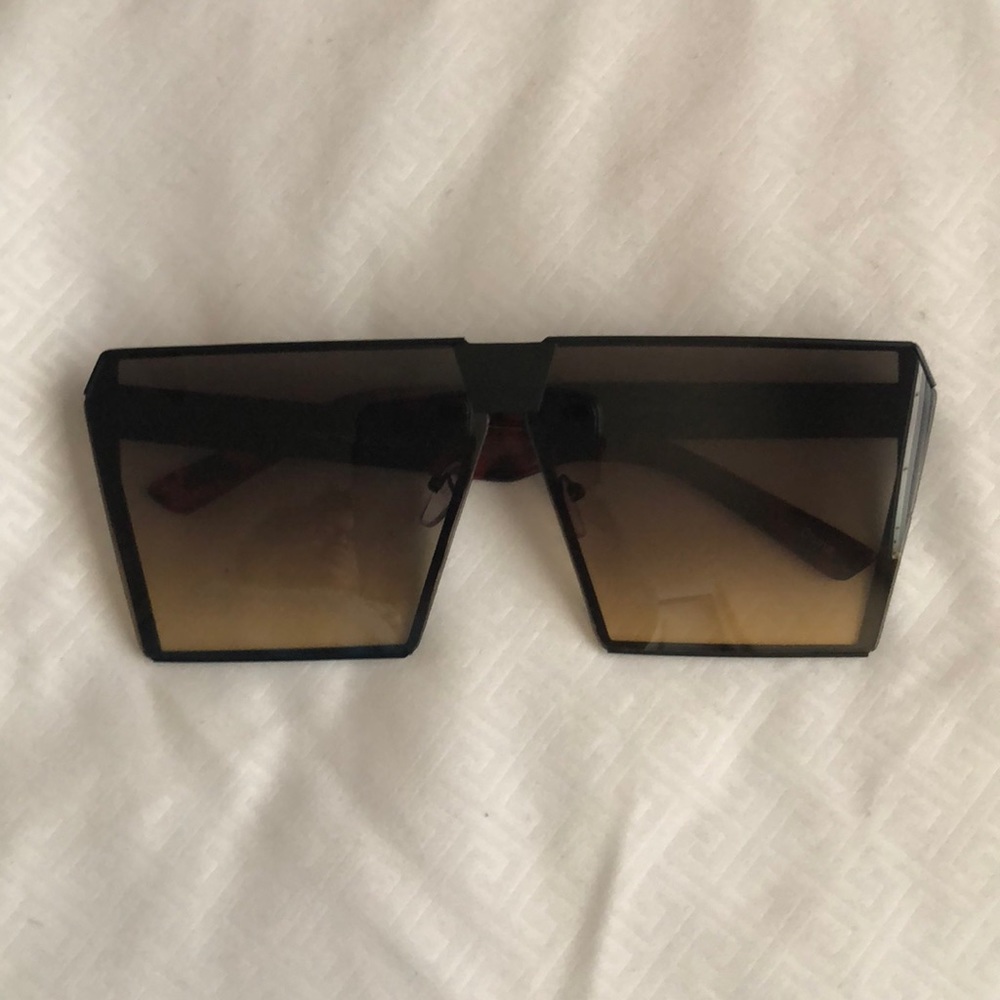 OVERSIZED SUNGLASSES